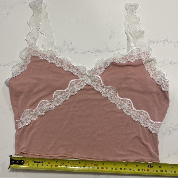 💕Host Pick💕 SHEIN Contrast Lace Panel Lettuce Edge Cami Top - Picture 3 of 5